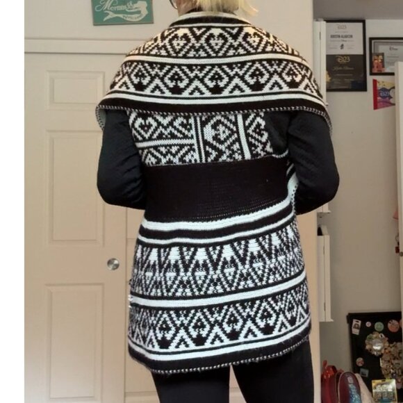 Questions Black & White Patterned Waterfall Sleeveless Cardigan Vest - Picture 3 of 10